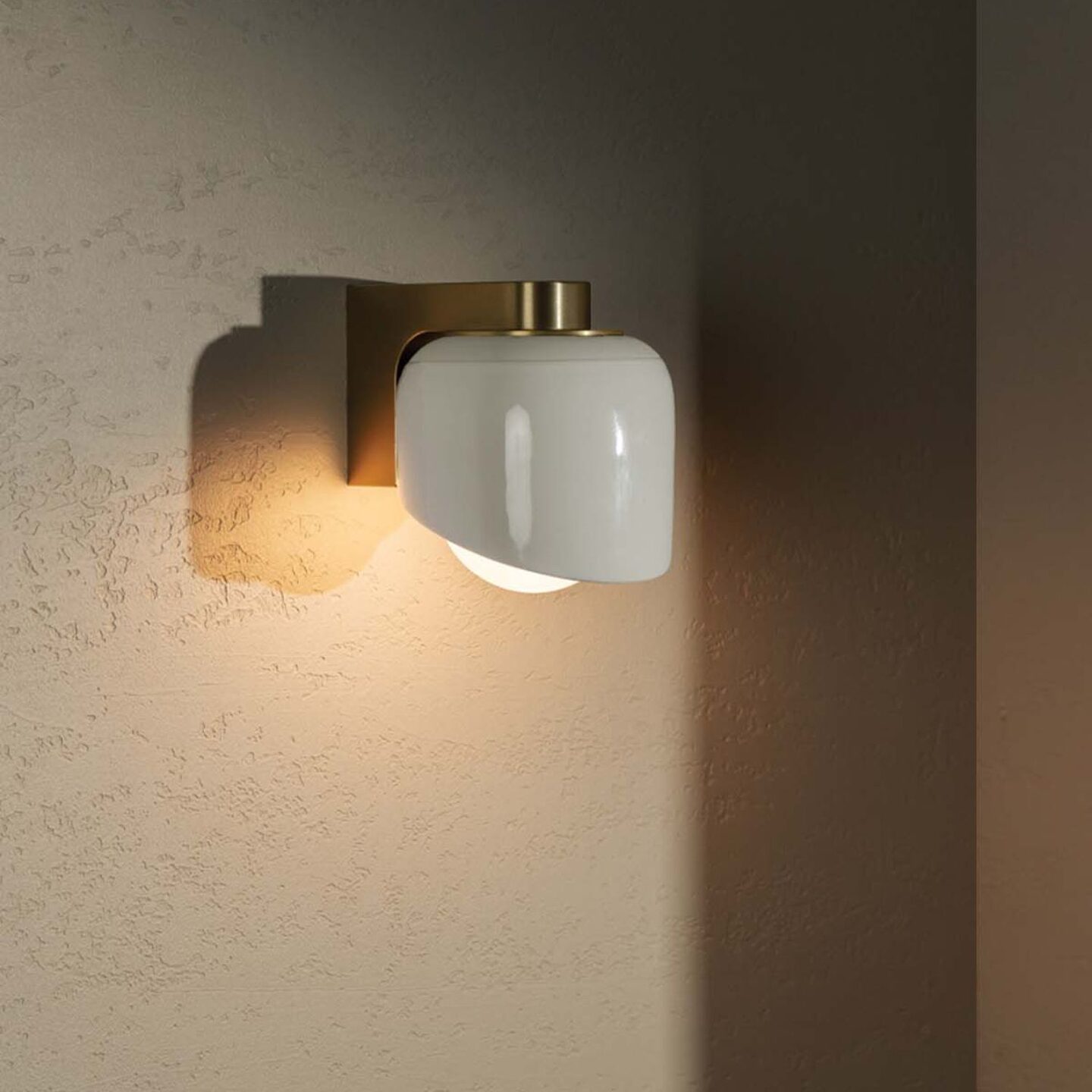 Terra 0.5 Wall Light Vanilla, Brushed Brass